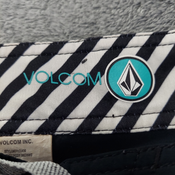 Volcom Shorts - Picture 2 of 7
